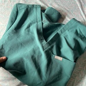 FIGS ONE POCKET SCRUB TOP - HYDROGREEN